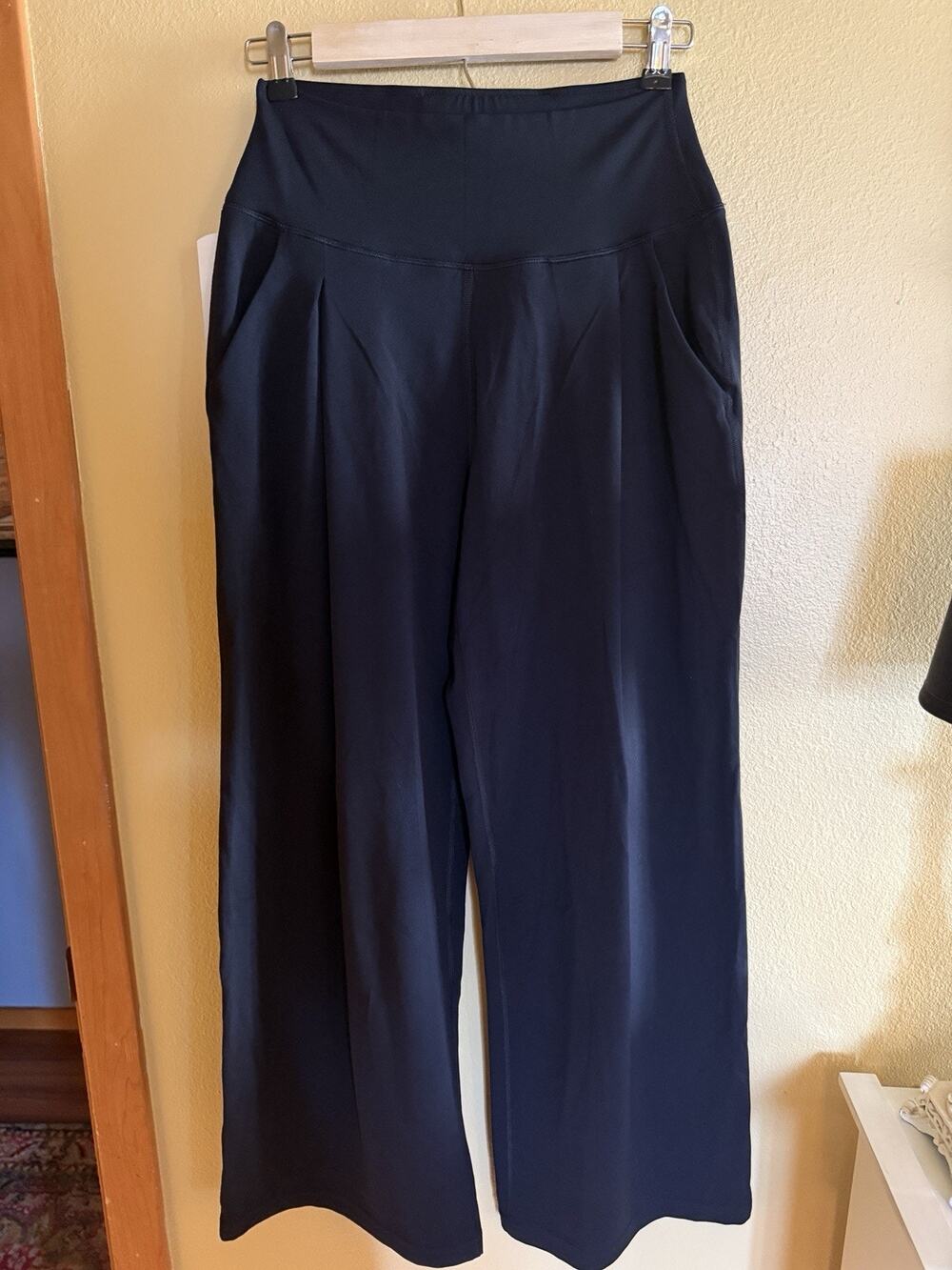 yoga pants flare Women’s Medium black activewear sports loungewear baggy NWT